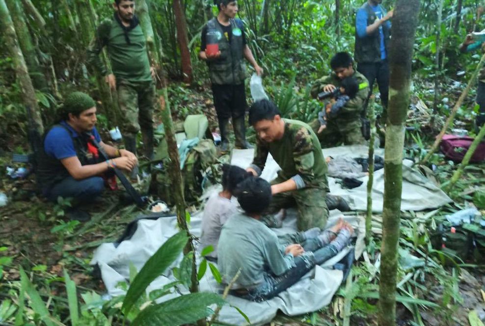 Auf diesem von der Pressestelle der kolumbianischen Streitkräfte veröffentlichten Foto kümmern sich Soldaten und indigene Männer um die vier Geschwister