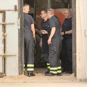 Einsatzkräfte der Hamburger Feuerwehr stehen an der Elefantenhalle im Tierpark Hagenbeck.