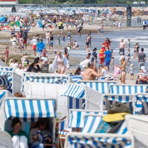 Aufnahme des Timendorfer Strands bei sonnigem Wetter und mit vielen Besuchern