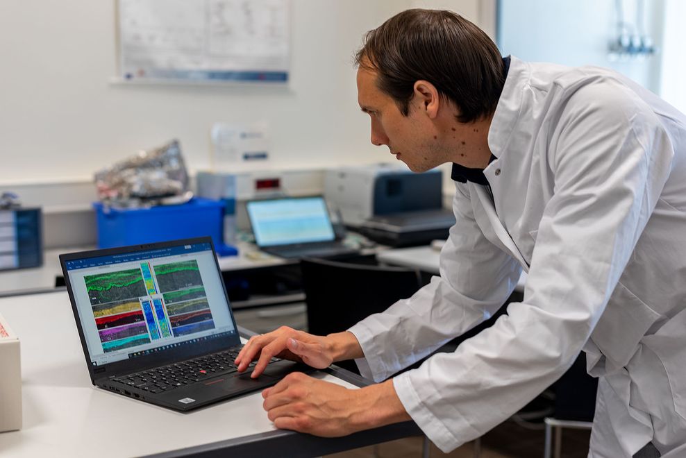 Benjamin Nettersheim, einer der Hauptautoren der Studie, untersucht ultra-hoch aufgelöste in-situ Verteilungen von chemischen Elementen und organischen Molekülen in 1,64 Milliarden-Jahre alten Gesteinsproben