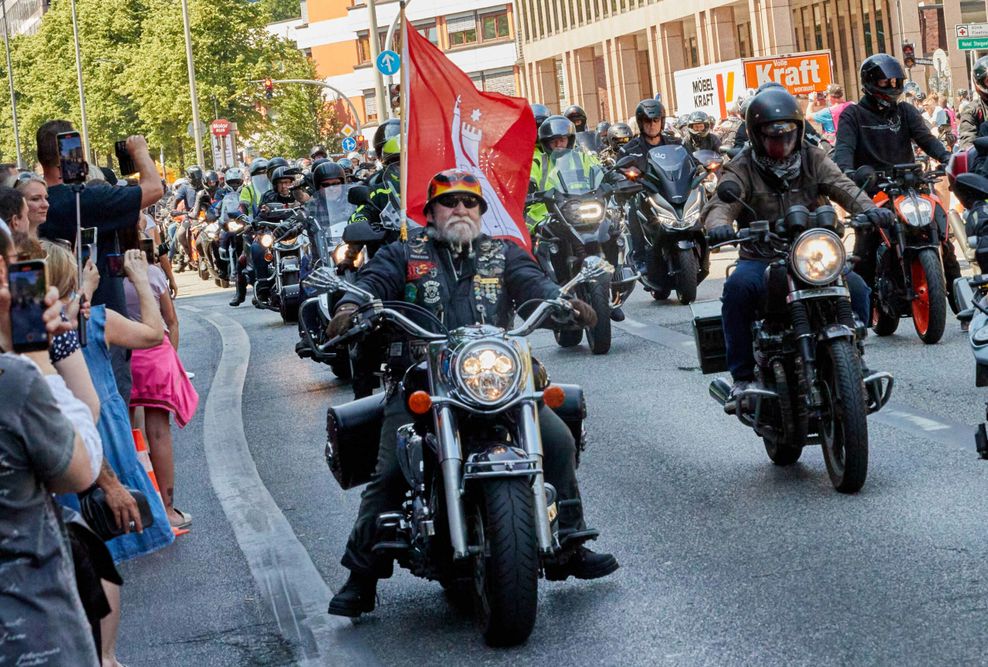 Teilnehmer fahren beim Hamburger Motorradgottesdienstes (Mogo) mit ihren Motorrädern auf der Ludwig-Erhard-Straße.