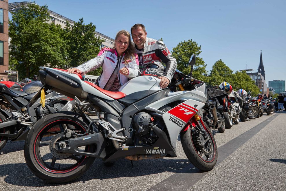 Das Motorradfahrerpärchen Rilana Schalnat, Briefträgerin aus Plön, und Dirk Müller, Lufthansatechniker aus Hamburg, stehen vor Beginn des Hamburger Motorradgottesdienst (Mogo) vor der Hauptkirche St. Michaelis mit ihrer Yamaha R1.