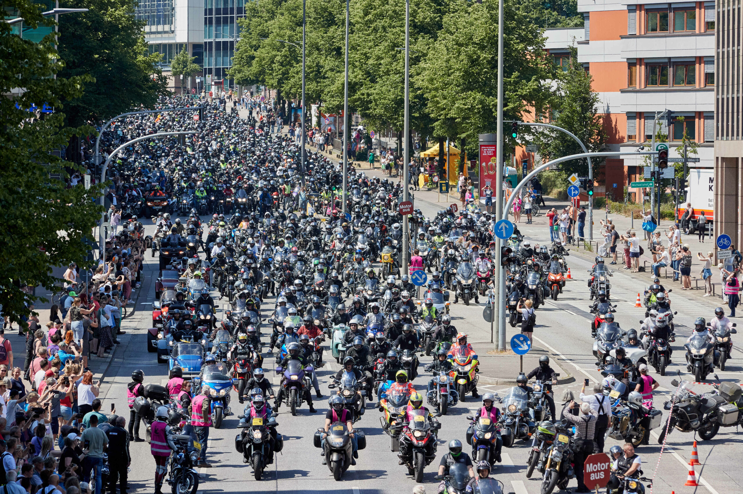 Rund 7000 Besucher sind nach Angaben des Veranstalters zum 40. Hamburger Motorrad-Gottesdienst am Michel gekommen.