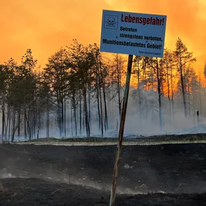 Auf dem Gebiet des Waldbrandes liegt viel Munition im Boden, immer wieder seien Detonationen zu hören, heißt es vor Ort.