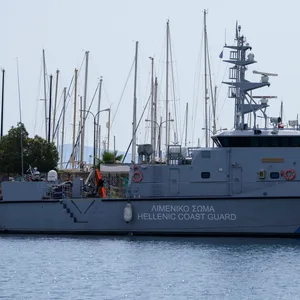 Ein Schiff der griechischen Küstenwache liegt im Hafen der Stadt Kalamata. Es gibt keine Hoffnung mehr, Überlebende des Schiffsunglücks retten zu können.