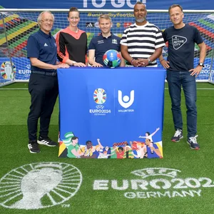 HSV-Vize Bernd Wehmeyer, Profi-Fußballerin Almuth Schult, HFV-Präsident Christian Okun, Botschafter Patrick Esume und Staatsrat Christoph Holstein
