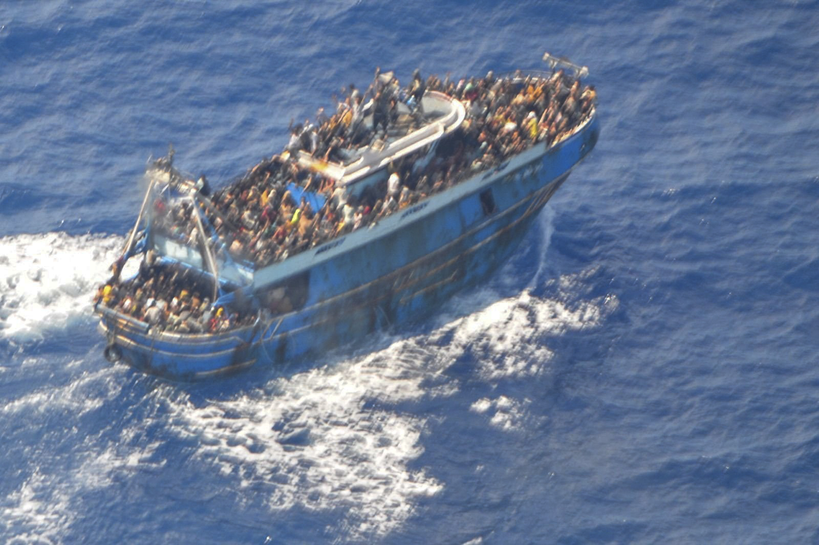 Hunderte Menschen, auf dem Deck eines Fischerboots
