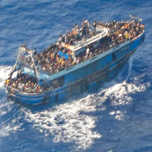 Hunderte Menschen, auf dem Deck eines Fischerboots