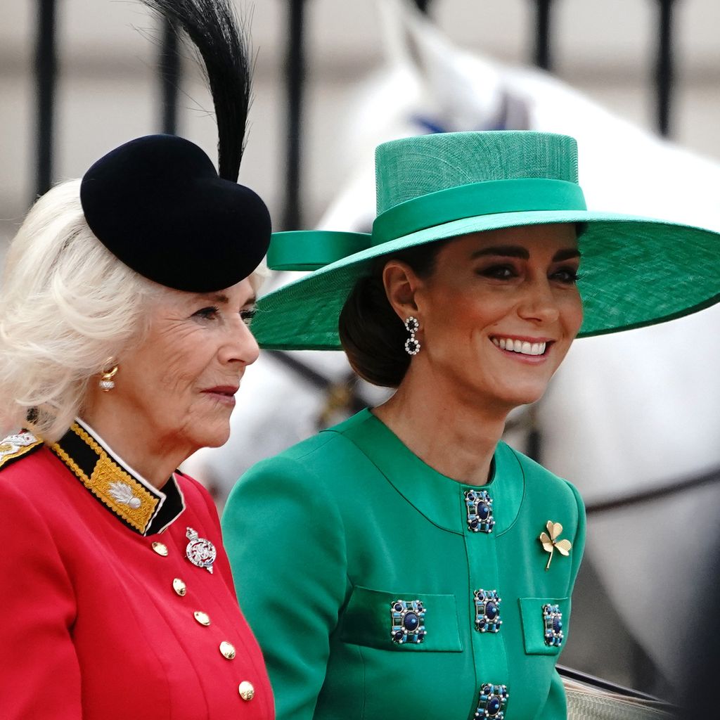 Camilla und Kate setzten festlich gekleidet in einer Kutsche.