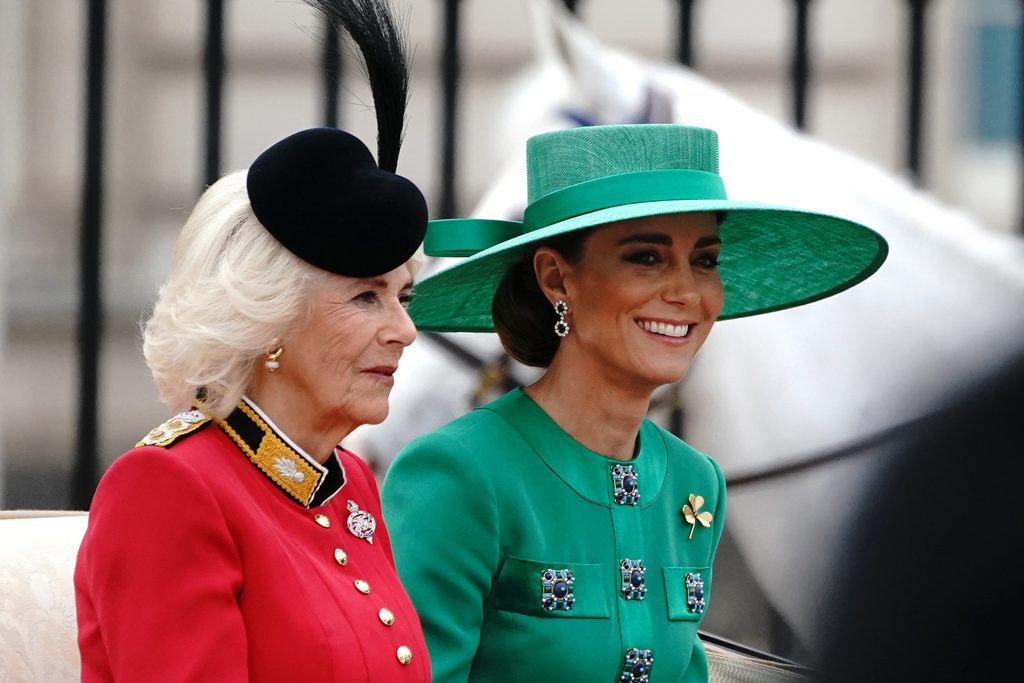 Camilla und Kate setzten festlich gekleidet in einer Kutsche.