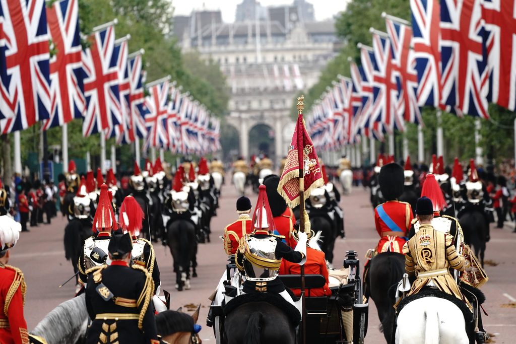 Kutschen fahren vom Buckingham Palace über die Prachtstraße «The Mall»
