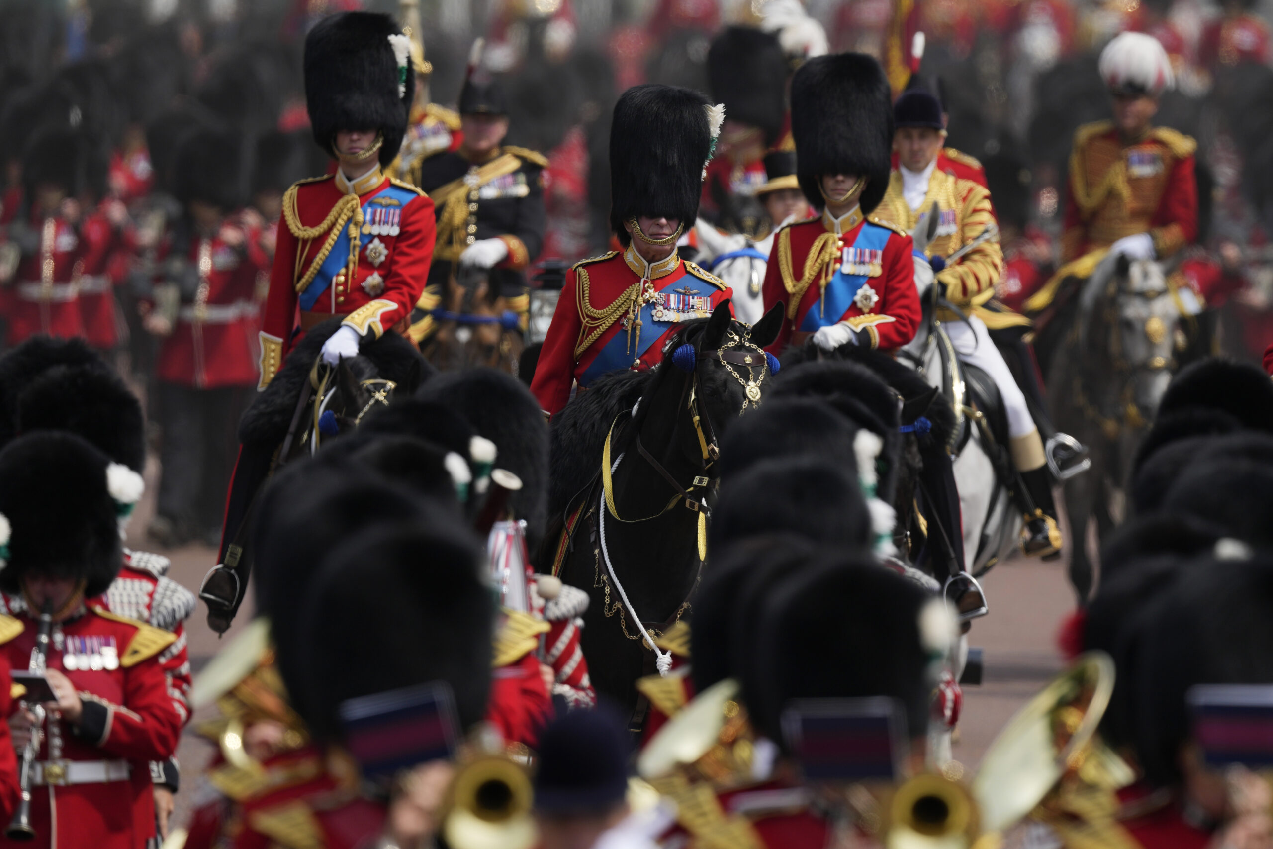 König Charles III. (M), Thronfolger Prinz William (l) und Prinz Edward (r) nehmen "Trooping the Colour"-Parade teil.