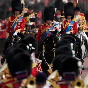 König Charles III. (M), Thronfolger Prinz William (l) und Prinz Edward (r) nehmen "Trooping the Colour"-Parade teil.