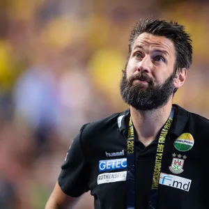 Magdeburgs Trainer Bennet Wiegert blickt ins Publikum.