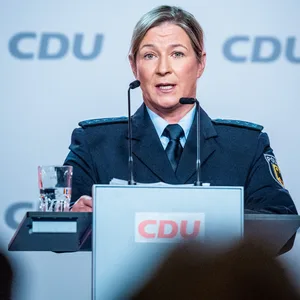 Claudia Pechstein, Olympiasiegerin im Eissschnelllauf, spricht in ihrer Uniform als Bundespolizistin beim CDU-Grundsatzkonvent