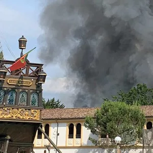 Rauch ist über einem Gebäude im Europa-Park zu sehen.