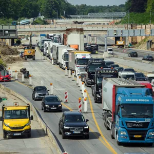 Autos und LKW fahren über die A7 zwischen den Anschlussstellen Bahrenfeld und Othmarschen in Richtung Süden. (Archivbild)