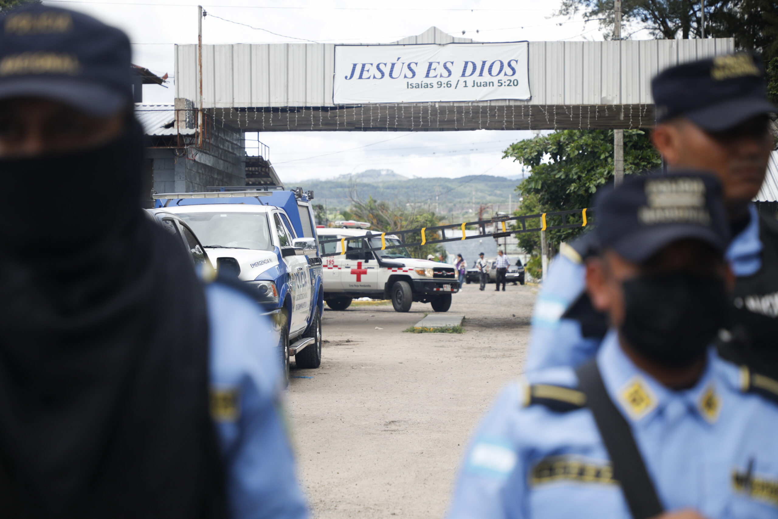 Ein Krankenwagen steht am Eingang des Frauengefängnisses in Tamara, am Stadtrand von Tegucigalpa.