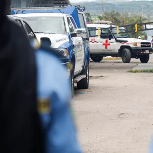 Ein Krankenwagen steht am Eingang des Frauengefängnisses in Tamara, am Stadtrand von Tegucigalpa.