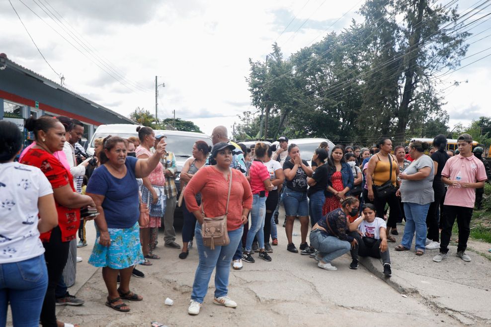 Familienangehörige warten vor dem Eingang des Frauengefängnisses in Tamara, am Stadtrand von Tegucigalpa.