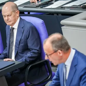 Scholz beäugt Merz.
