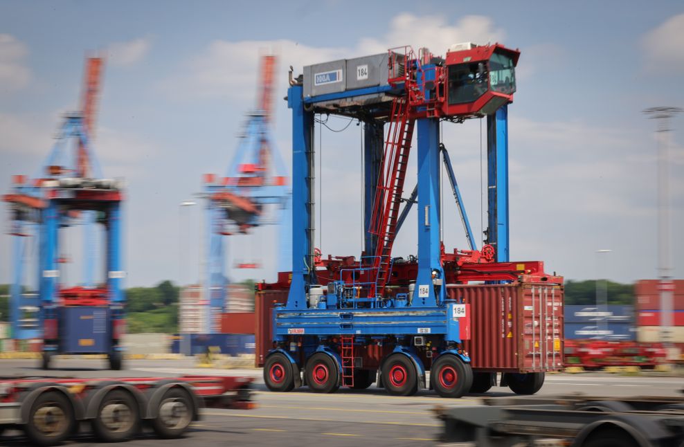 Die sogenannten „Van Carrier“holen die Container vom Ladeblock und transportieren sie entweder zu Lkws oder Zügen.