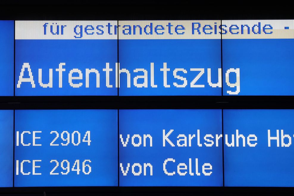 Ein Aufenthaltszug wird im Hauptbahnhof Hamburg auf einer Anzeigentafel angezeigt.