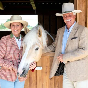 Annette Engelhardt und André Engelhardt stehen auf ihrer „Ballermann-Ranch, die ein Gnadenhof für Pferde, Ponys und Esel ist.