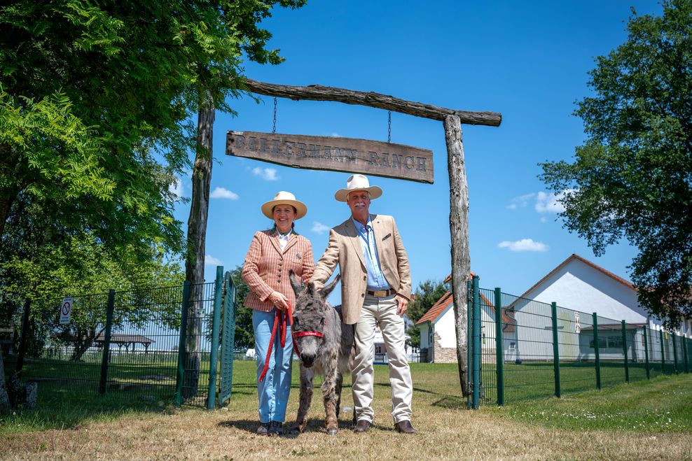 Annette und André Engelhardt stehen mit einem Esel vor ihrer „Ballermann-Ranch“.
