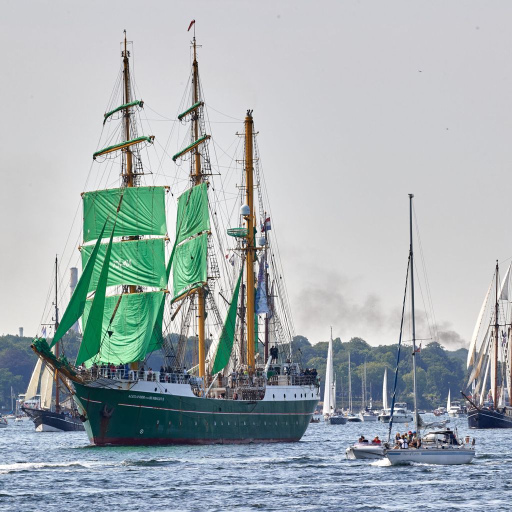 Das Segelschulschiff „Alexander von Humboldt II“ hat die Parade angeführt.