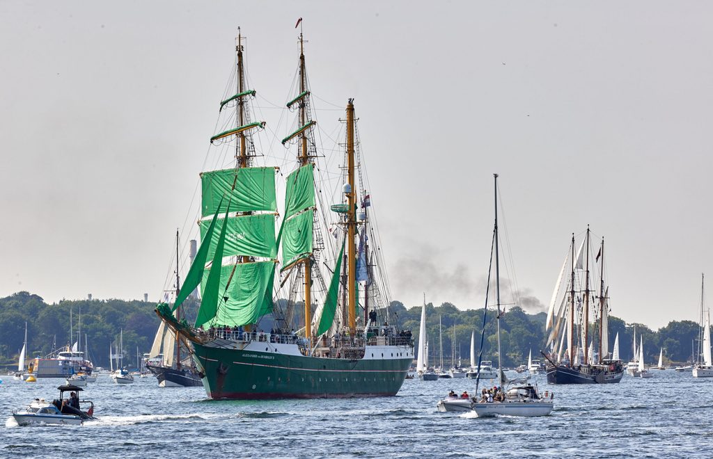 Das Segelschulschiff „Alexander von Humboldt II“ hat die Parade angeführt.