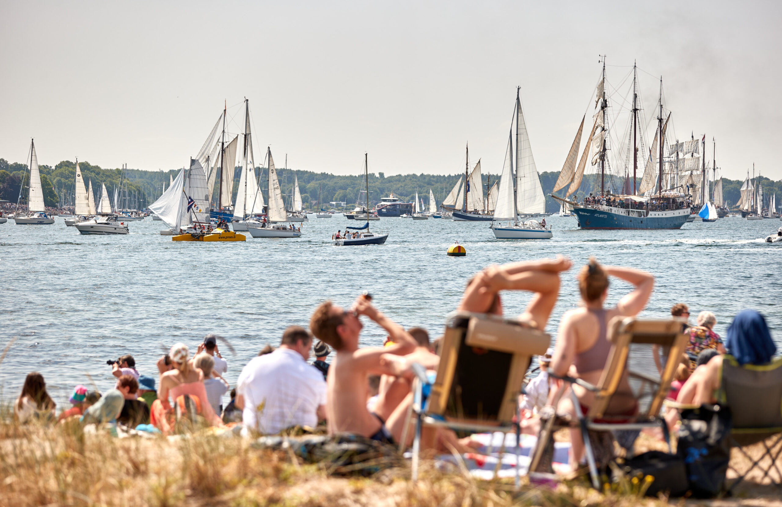 Schiffe, Boote, Segler und Traditionssegler nehmen an der Windjammerparade der Kieler Woche auf der Förde teil.
