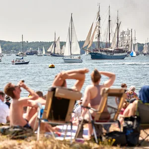 Schiffe, Boote, Segler und Traditionssegler nehmen an der Windjammerparade der Kieler Woche auf der Förde teil.
