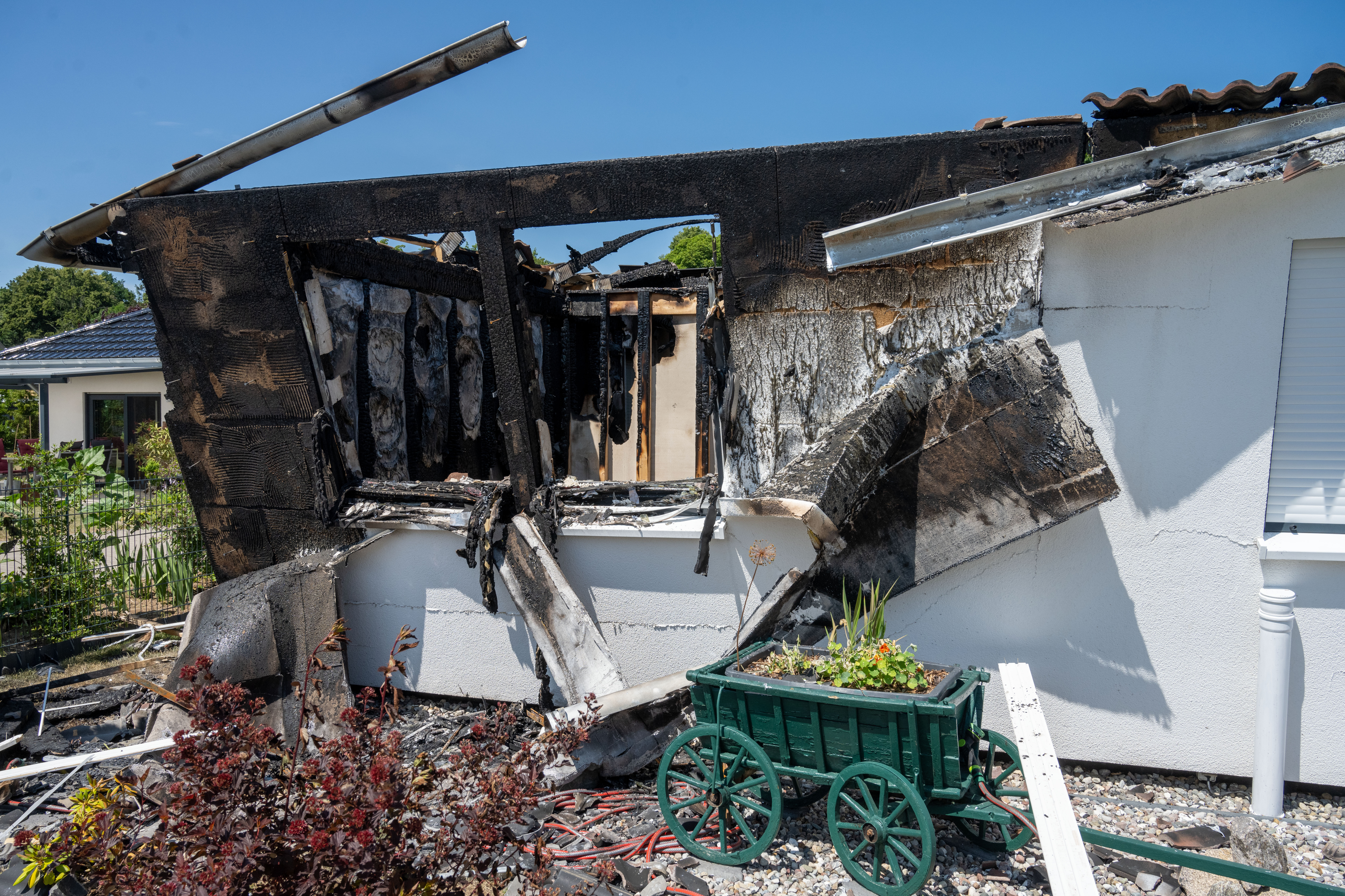 Blick auf die Brandruine eines Einfamilienhaus in Jarmen, in der am Samstag zwei Menschen gestorben sind.
