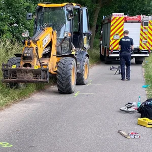 An diesem Radlader hing die Gitterbox, in der die Kinder und ein Erwachsener standen: Plötzlich riss sie ab und stürzte aus mehreren Metern Höhe auf den Asphalt.