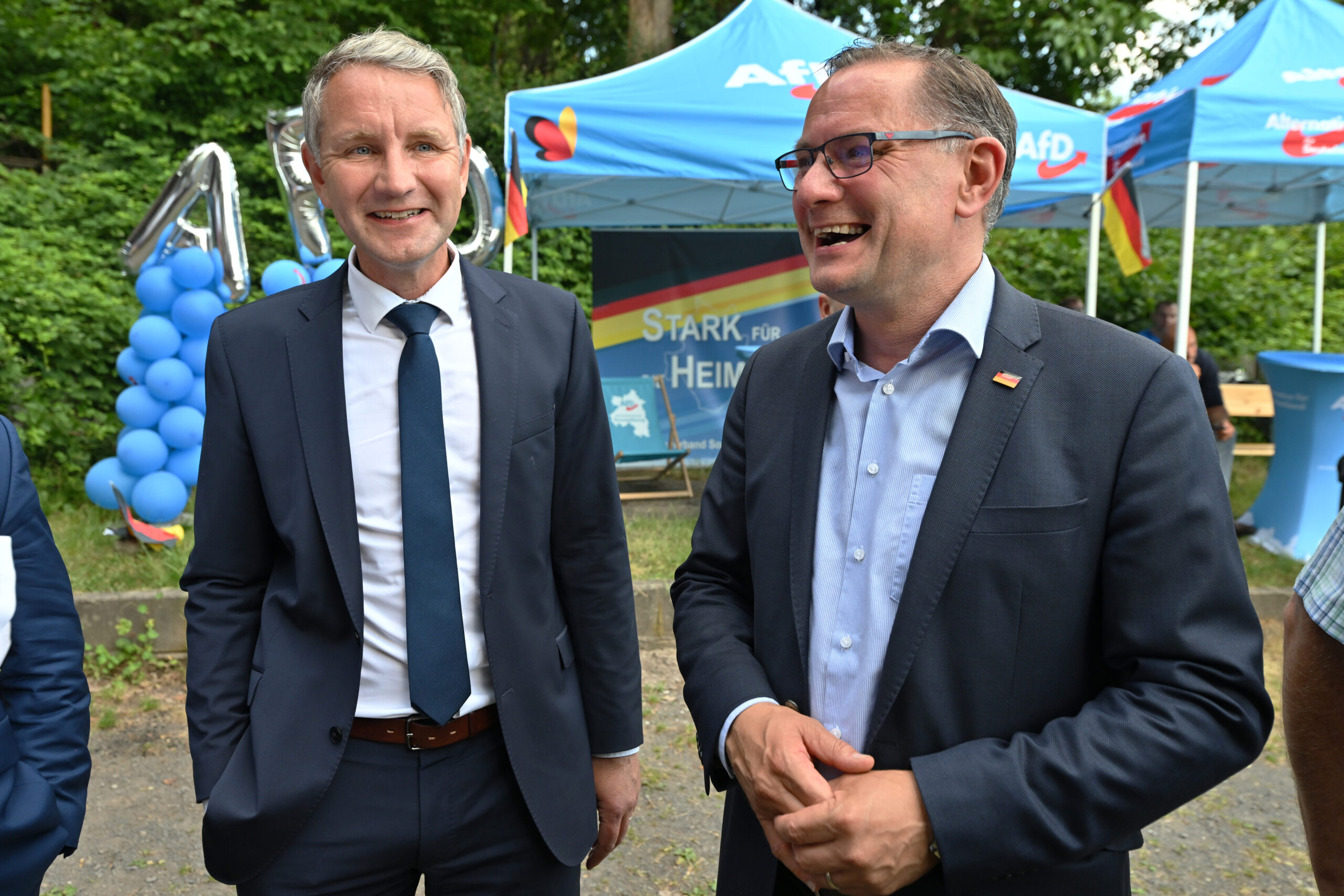 Thüringens AfD-Chef Björn Höcke (l.) und Tino Chrupalla, AfD-Bundesvorsitzender (r.) bei der AfD-Wahlparty in Sonneberg.