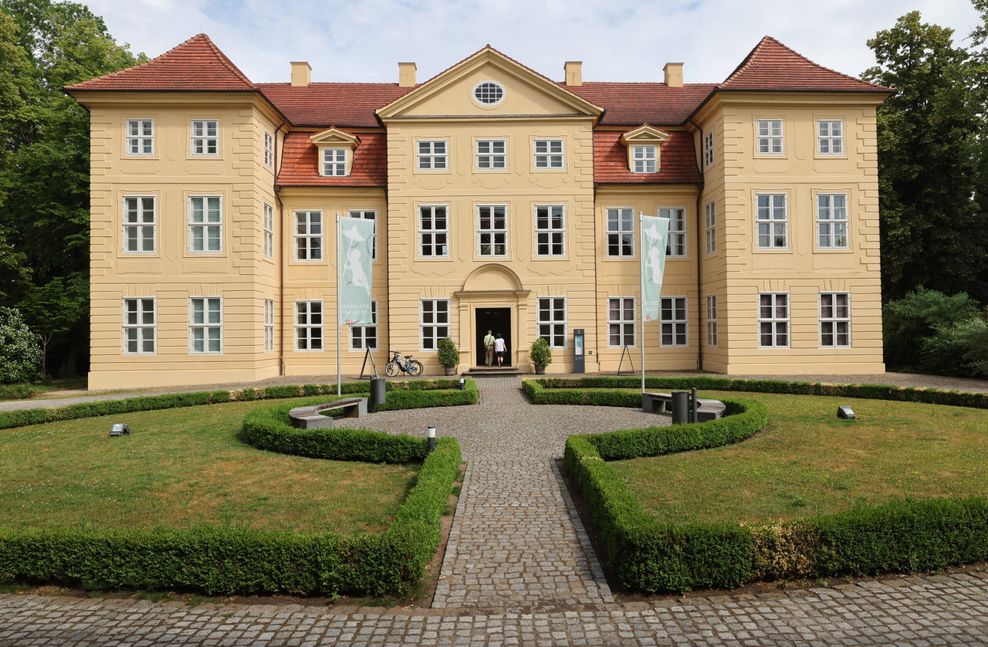 Gelbes Schloss Mirow mit Vorgarten