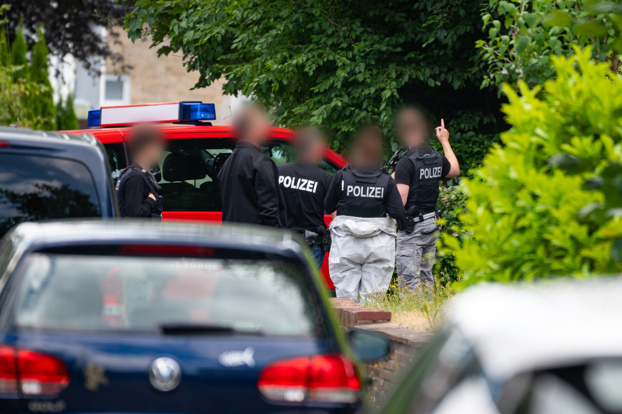 Polizeibeamte und Ermittler der Spurensicherung untersuchen den Tatort im Stadtteil Gaarden-Süd/Kronsburg.