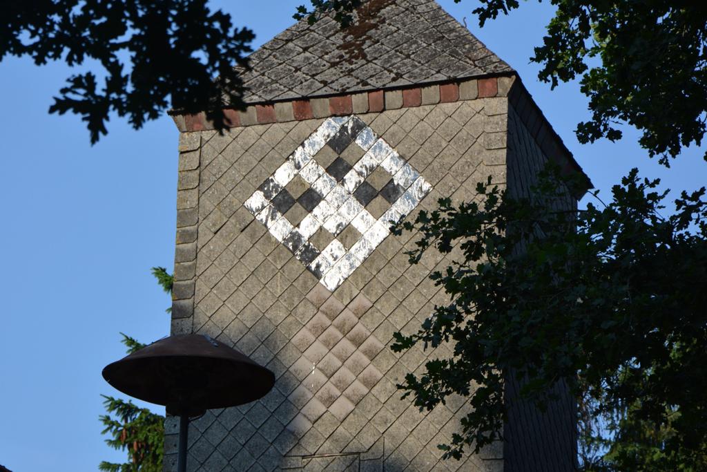 Das Hakenkreuz am Turm der alten Feuerwache von Hönau-Lindorf
