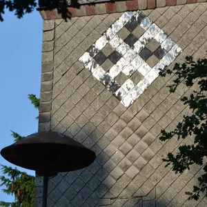 Das Hakenkreuz am Turm der alten Feuerwache von Hönau-Lindorf