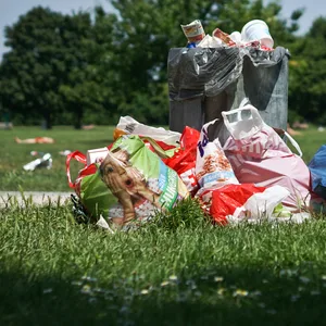Ein überquellender Mülleimer im Stadtpark