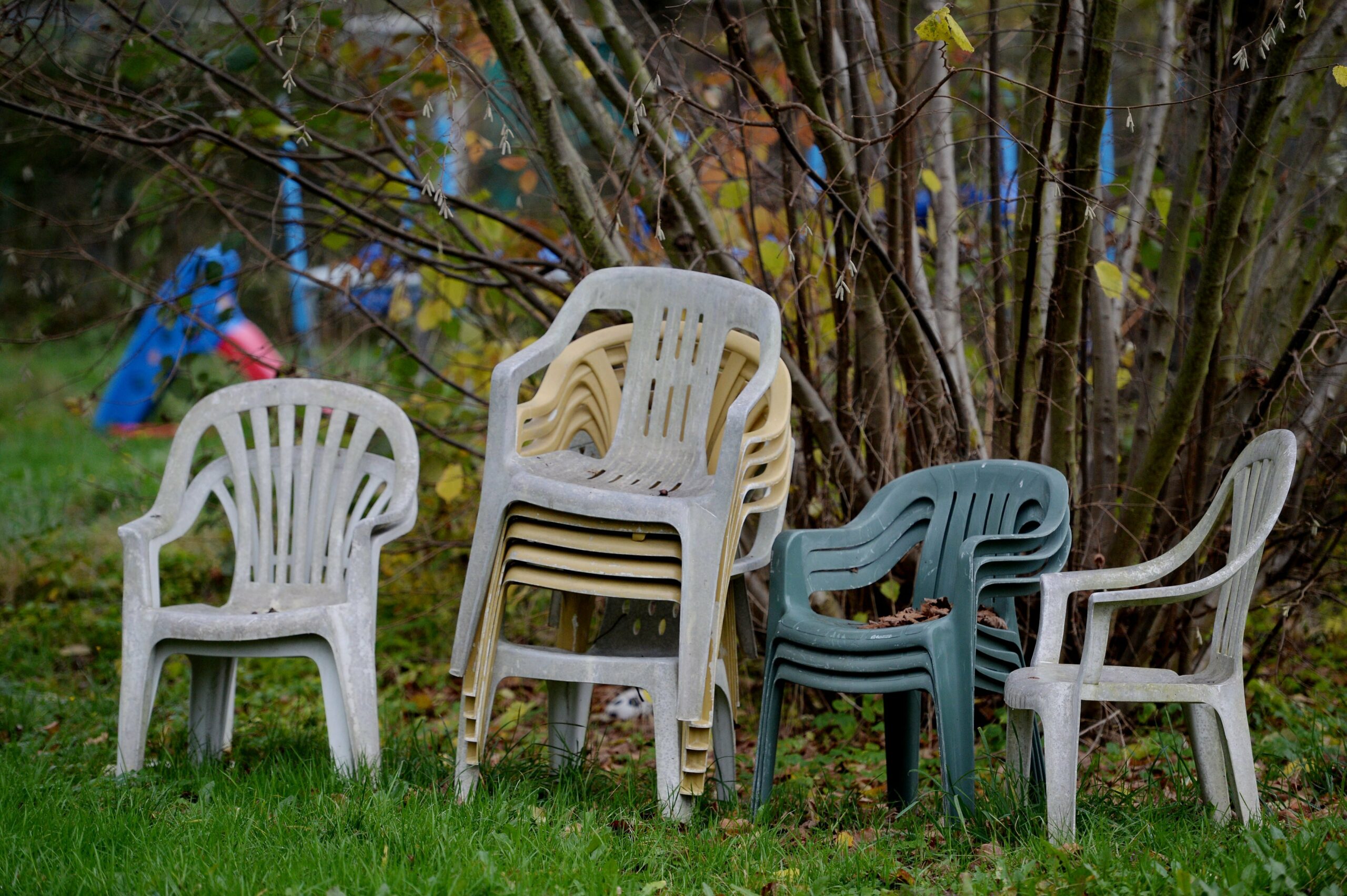 Gartenstühle stehen aufgehäuft in einem Schrebergarten. (Symbolbild)