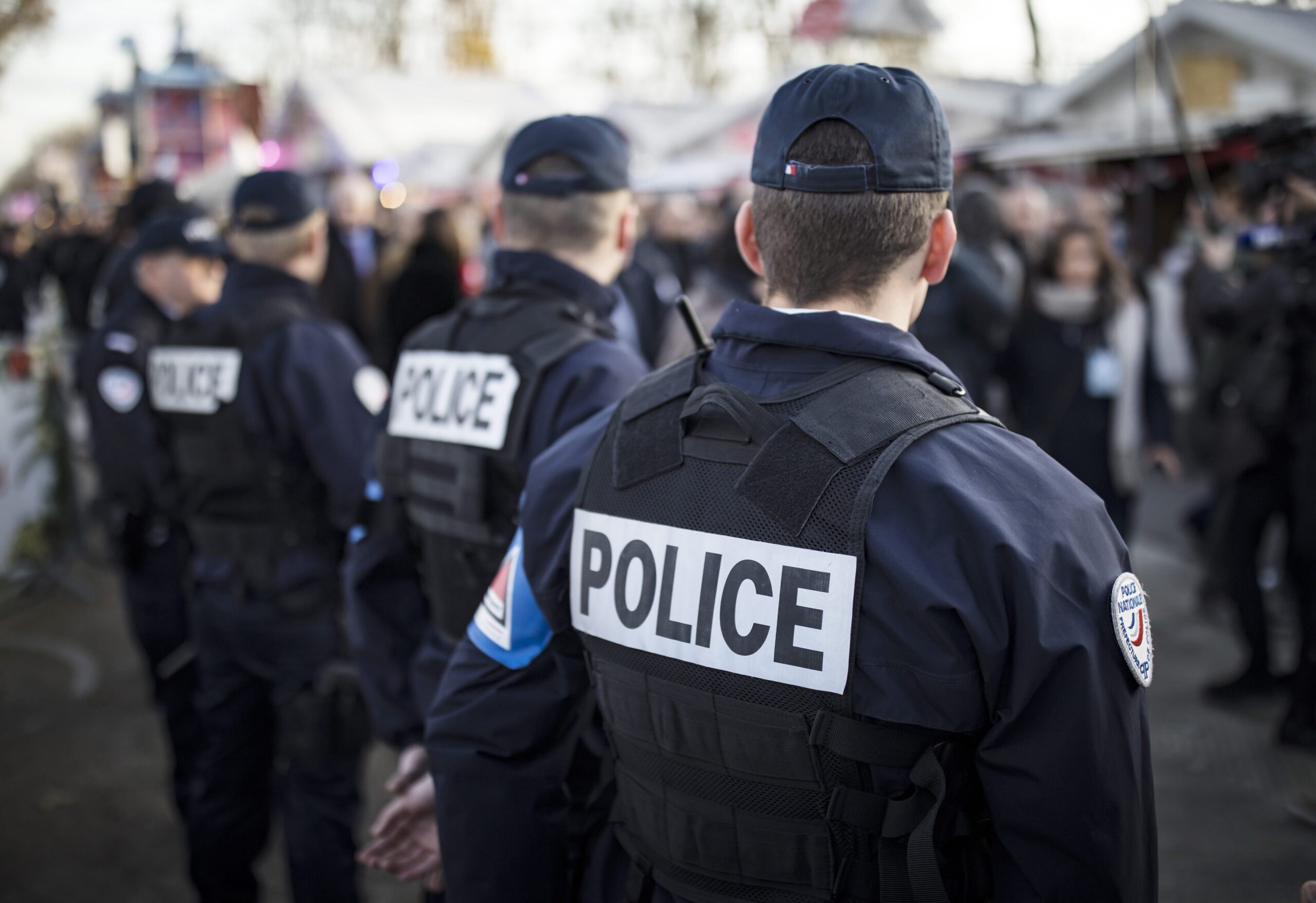 Beamte der französischen Polizei stehen in Paris. (Symbolbild)