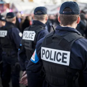 Beamte der französischen Polizei stehen in Paris. (Symbolbild)