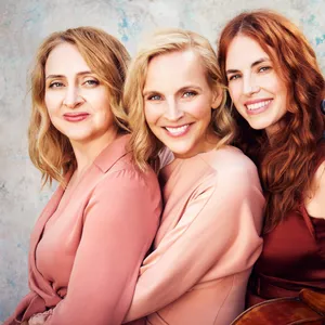Die vier Musikerinnen lächeln