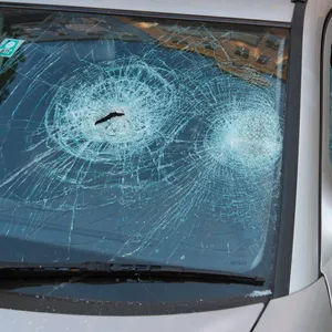 Immer wieder soll der nun Festgenommene mit einem Hammer die Windschutzscheiben geparkter Autos zertrümmert haben (Symbolbild).