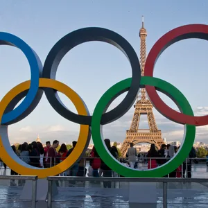Die olympischen Ringe vor dem Eiffelturm.