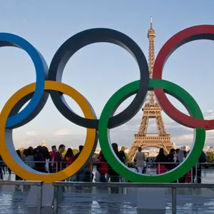 Die olympischen Ringe vor dem Eiffelturm.