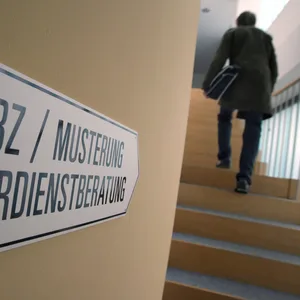 Ein Wehrpflichtiger auf dem Weg zur Musterung. Bis 2011 war das für Zehntausende Jugendliche im Jahr üblich. (Archivbild)