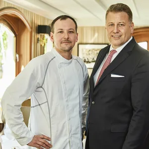 Alexander Mayer (l.) leitet das Atlantic Restaurant, André Vedovelli (r.) führt die Geschäfte des Hotel Atlantic.